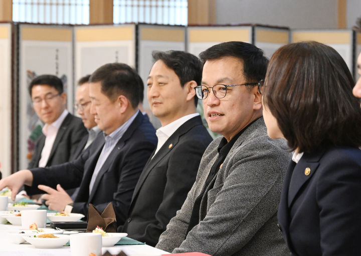 [서울=뉴시스] 조수정 기자 = 최상목 대통령 권한대행 부총리 겸 기획재정부 장관이 16일 오후 서울 종로구 정부서울청사에서 관계부처 장·차관, 기업대표 등이 참석한 가운데 열린 '민간 경제사절단 만찬간담회'에서 발언하고 있다. (사진=기획재정부 제공) 2025.02.16. photo@newsis.com *재판매 및 DB 금지