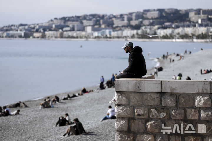 [니스=AP/뉴시스] 프랑스는 7월1일부터 해변과 공원, 학교 밖 등 야외 공공장소에서 금연령을 시행한다고 29일(현지 시간) 발표했다. 위반시 15유로(약 21만원)의 과태료가 부과된다. 사진은 지난 2월16일 프랑스 니스 앙글레 산책로 해변에서 사람들이 일광욕을 하고 있는 모습. 2025.05.30.