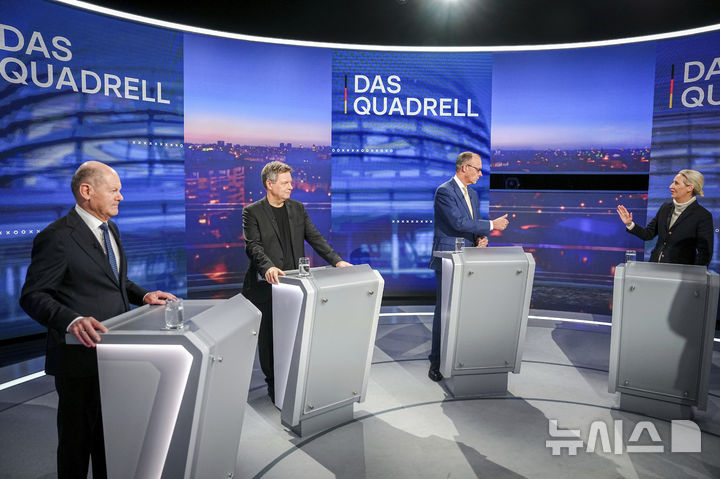 [베를린=AP/뉴시스] 지난 16일(현지 시간) 독일 베를린에서 열린 독일 연방의회 선거 총리 후보자들이 TV 토론을 하고 있다. 왼쪽부터 사회민주당(SPD) 올라프 숄츠 총리, 녹색당 로버트 하벡 부총리, 프리드리히 메르츠 기독민주당(CDU) 대표, 알리세 바이델 대안당(AfD) 대표. 2025.02.17.