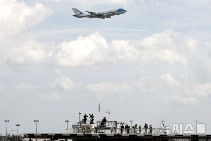 [데이토나비치=AP/뉴시스] 도널드 트럼프 미국 대통령이 탑승한 에어포스원이 16일(현지 시간) 플로리다주 데이토나 비치의 데이토나 인터내셔널 스피드웨이 상공을 비행하고 있다. 2025.02.17.