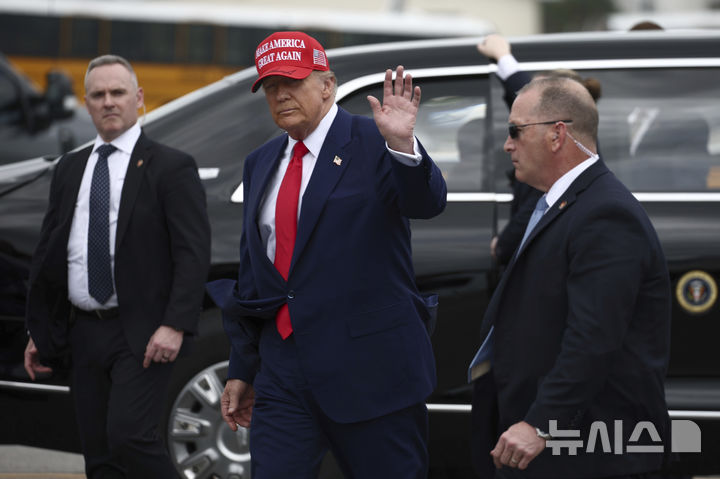 [데이토나비치=AP/뉴시스]도널드 트럼프 미국 대통령이 16일(현지 시간) 데이토나500 자동차 경주 관람을 위해 데이토나비치에 도착한 모습 2025.02.17.