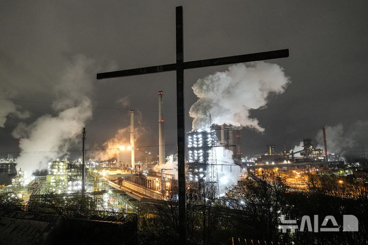 [뒤스부르크=AP/뉴시스] 독일 뒤스부르크에 있는 철강 생산 티센크루프의 슈벨게른 코크스 공장. 자료사진. 2025.12.05