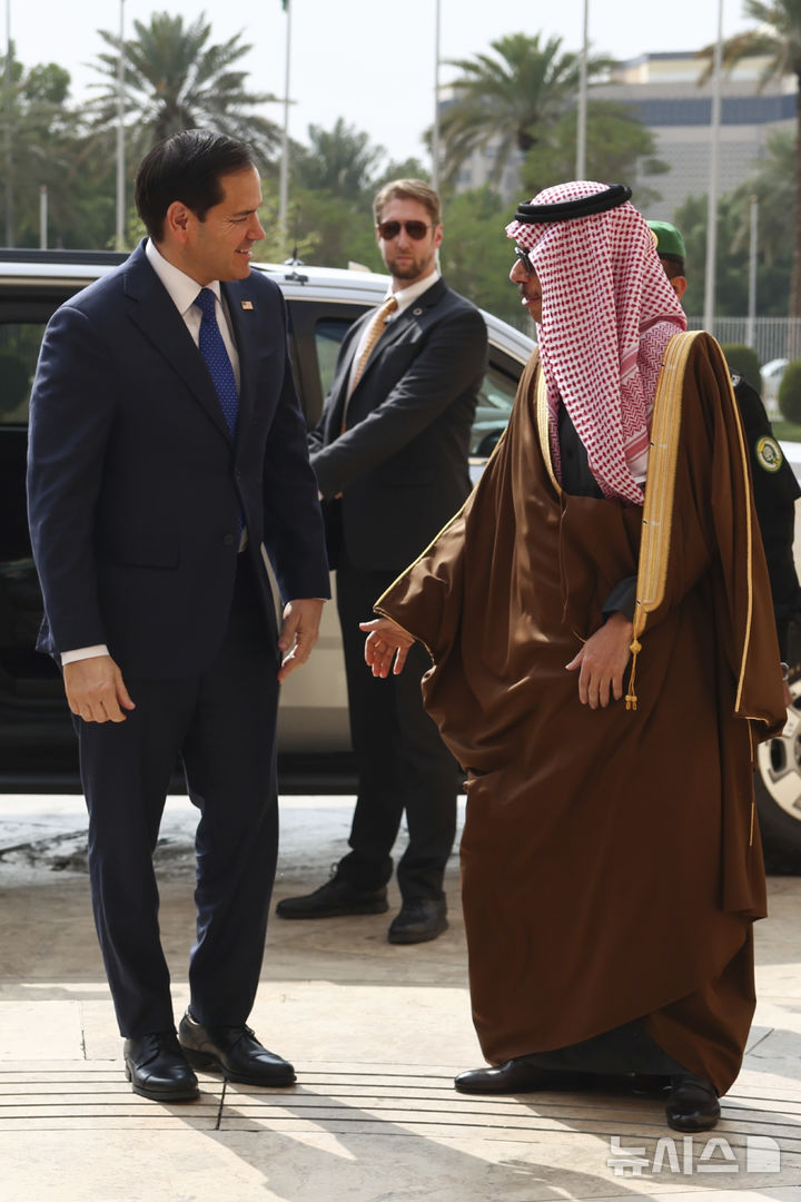 [리야드=AP/뉴시스] 마코 루비오 미국 국무장관이 17일 사우디아라비아 리야드에 도착해 파이살 빈 파르한 사우디 외무장관의 영접을 받고 있다.2025.02.17.