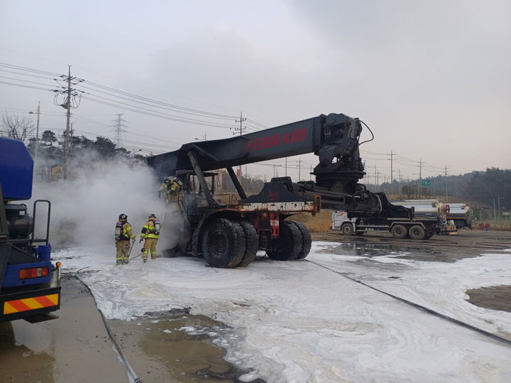 [서산=뉴시스] 지난 16일 오후 5시5분께 충남 서산시 대산읍 대죽리 코오롱인더스트리 대산공장 주변 공터에 주차돼 있던 리치스태커 차량에서 불이 나 소방대원들이 진화에 나서고 있다. (사진=서산소방서 제공) 2025.02.17. photo@newsis.com *재판매 및 DB 금지