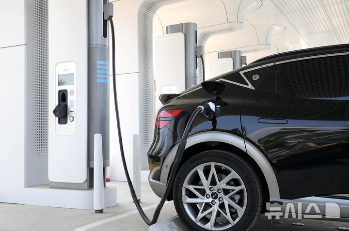 [광명=뉴시스] 전기차 충전시설에서 충전 중인 전기차. (사진=광명시 제공)2025.02.17. photo@newsis.com