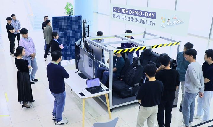 [서울=뉴시스]삼성전기 직원들이 스타트업 데모데이 행사를 관람하고 있다. (사진 = 업체 제공) 2025.02.17. photo@newsis.com *재판매 및 DB 금지