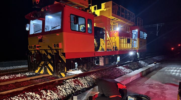 지난 16일 오후 9시 24분께 강원 삼척시 동해선 근덕역에서 30대 근로자 A씨가 모터카에 끼여 머리를 크게 댜쳐 119구급대가 구조하고 있는 모습. (사진=강원도소방본부 제공) photo@newsis.com *재판매 및 DB 금지