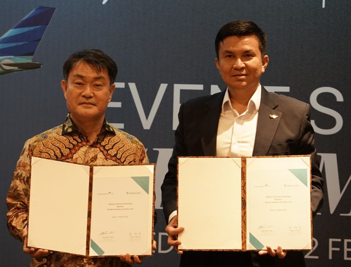 [서울=뉴시스] (왼쪽부터)하나카드 성영수 대표이사와 가루다인도네시아 와밀단 대표이사가 지난 12일 인도네시아 자카르타 가루다인도네시아 본사에서 열린 파트너십 체결식에서 기념촬영을 하고 있다. (사진=하나카드 제공) 2025.02.17. photo@newsis.com *재판매 및 DB 금지