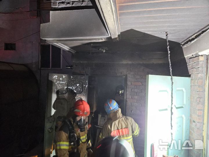 [부천=뉴시스] 부천 빌라서 불. (사진=부천소방서 제공) 2025.02.17. photo@newsis.com 