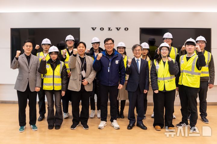 [창원=뉴시스]지난 14일 볼보건설기계코리아 창원공장에서 진행된 '볼보 뉴홈 빌더지' 1기 수료식에 참석한 볼보그룹코리아 대학생 봉사단 소속 국립창원대 및 경남대 학생들이 공장 투어를 마친 후 기념촬영하고 있다.(사진=볼보그룹코리아 제공) 2025.02.17. photo@newsis.com