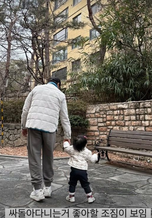 [서울=뉴시스] 이병헌과 딸의 모습. (사진=이민정 인스타그램 캡처) 2025.02.17. photo@newsis.com  *재판매 및 DB 금지