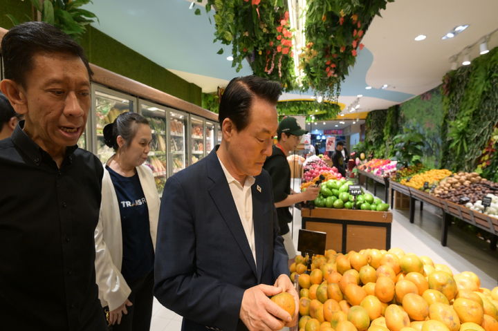 [논산=뉴시스]백성현 논산시장이 16일 인도네시아 자카르타 현지에서 열린 논산농산물 해외박람회에서 현지 유통업체인 '트랜스마트' 매장을 둘러보고 있다. (사진=논산시 제공) 2025. 02. 17 *재판매 및 DB 금지