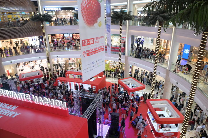 [논산=뉴시스]인니 자카르타에서 열린 논산농산물 해외박람회 현장에 몰려든 현지인들. 논산딸기를 구매하기 위해 길게 줄을 서기도 하는 등 진풍경이 벌어졌다. (사진=논산시 제공) 2025. 02. 17 photo@newsis.com *재판매 및 DB 금지