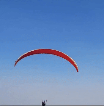 인도의 한 남학생이 시험 시간에 늦어 패러글라이딩을 타고 등교했다. (영상=인스타그램) *재판매 및 DB 금지 *재판매 및 DB 금지