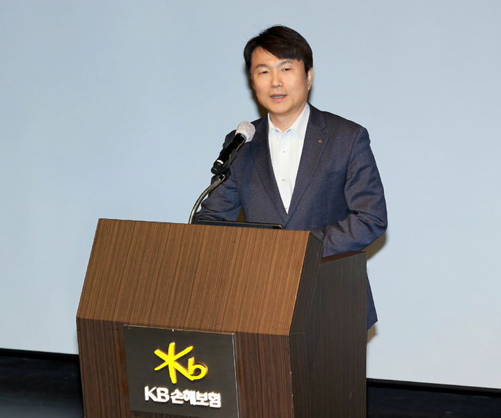 [서울=뉴시스] 구본욱 KB손해보험 사장이 17일 오전 서울 강남구 역삼동 KB아트홀에서 열린 '고객중심경영' 실천 다짐 발대식에서 발언을 하고 있다. (사진=KB손해보험 제공) 2025.02.17. photo@newsis.com *재판매 및 DB 금지