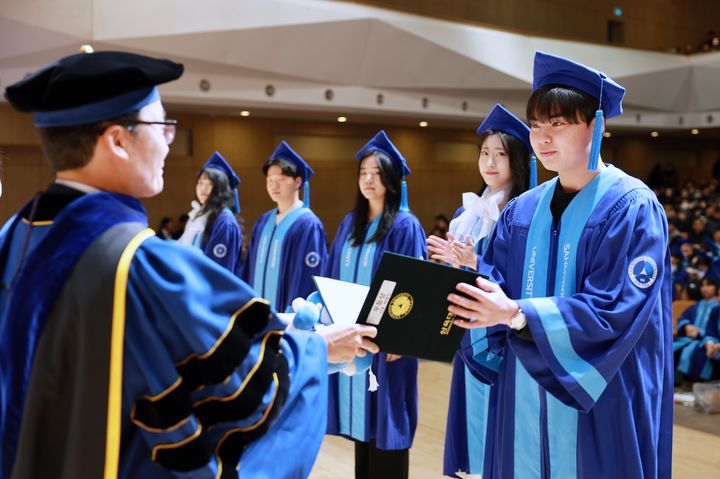 제해종 총장이 졸업생에게 학위증을 수여하고 있다. (사진=삼육대 제공) *재판매 및 DB 금지