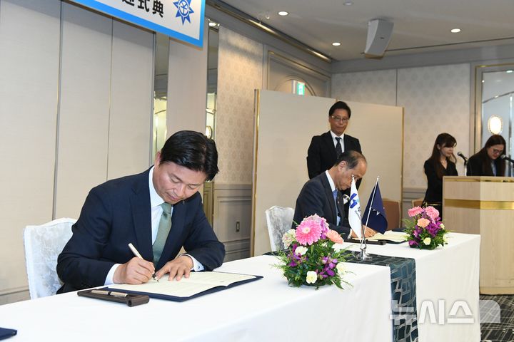 [부천=뉴시스] 정일형 기자 = 부천시-오카야마시, 지난해 11월 3일 관광협력 체결 모습. (사진은 부천시 제공)