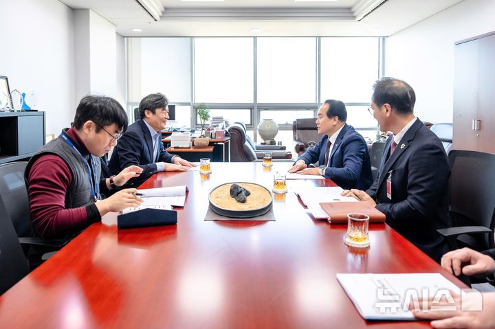 [오산=뉴시스] 이권재 경기 오산시장이 송언석(국민의힘) 국회 기획재정위원장과 간담회에서 오산세무지서 신설 관련 사항을 건의하고 있다. (사진=오산시 제공) 2025.02.17. photo@newsis.com 