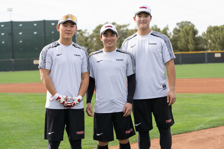 스프링캠프에서 훈련 중인 프로야구 LG 트윈스 이주헌, 최원영, 문정빈(왼쪽부터). 2025.02.17. (사진=LG 제공) *재판매 및 DB 금지