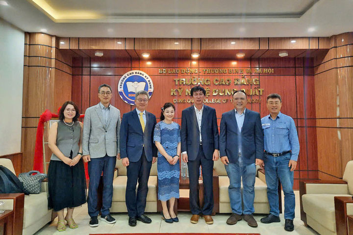 [울산=뉴시스] 구미현 기자 =울산과학대학교 이연주 국제교류원장, 이창훈 국제교류원운영팀장 등이 2024년 11월 1일~3일 베트남 중꿧기술전문대학을 방문해 협력 방안을 논의했다.(울산과학대 제공) photo@newsis.com *재판매 및 DB 금지