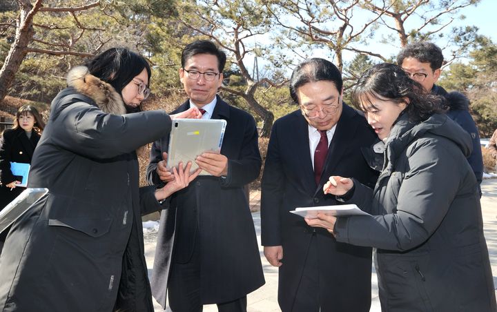 윤건영 충북도교육감(왼쪽 두번째)과 황규철 옥천군수(오른쪽 세번째)가 17일 장계관광지에서 체인지 앱을 활용, 관광지를 찾고 있다.(사진=충북교육청 제공).2025.02.17.photo@newsis.com