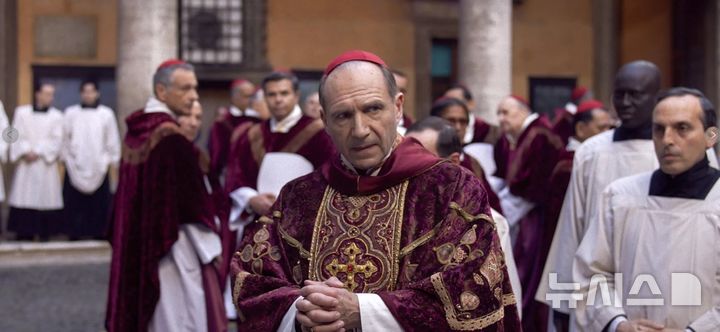 [서울=뉴시스] 영화 '콘클라베'의 한 장면 (사진=AP통신)