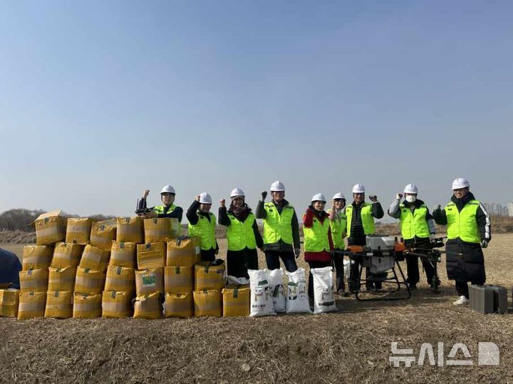 [고양=뉴시스] 고양시 장항습지 철새 드론 급식 봉사대가 인천본부세관에서 지역 환경 단체들에 제공한 곡물류 중 약 1t을 드론으로 장항습지에 살포하고 있다.(사진=고양시 제공).photo@newsis.com