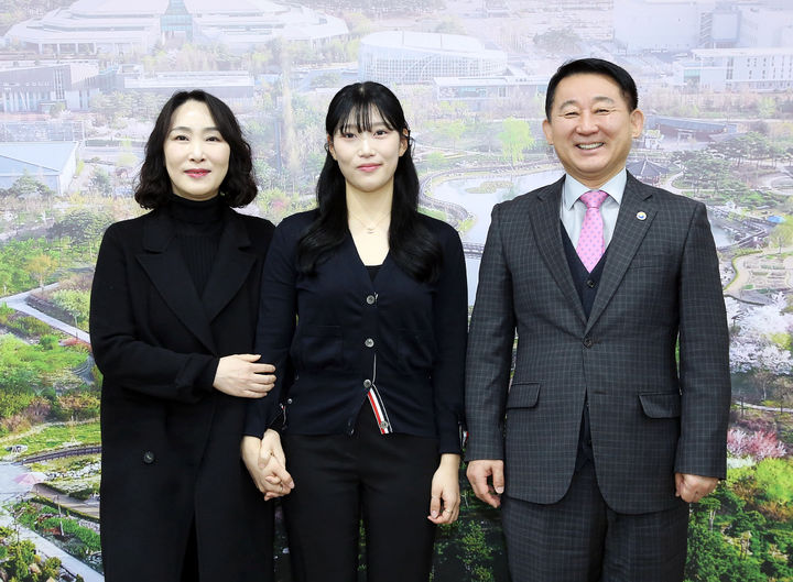 [대전=뉴시스] 조명휘 기자 = 서철모(오른쪽) 대전 서구청장과 제2연평해전에서 전사한 고 조천형 상사의 딸 조시은(가운데) 후보생(해군 학군사관후보생, NROTC), 어머니인 강정순 서구청 주무관이 17일 구청에서 만나 간담회를 가진 뒤 기념사진을 찍고 있다. (사진= 서구청 제공) 2025.02.17. photo@newsis.com *재판매 및 DB 금지