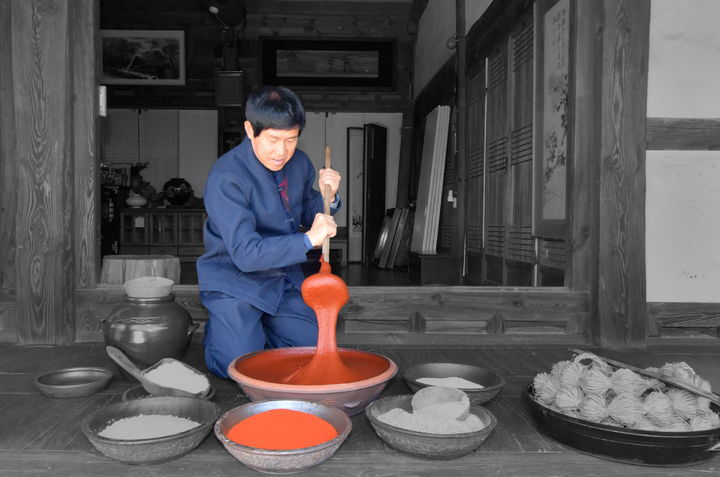 [순창=뉴시스] 농림축산식품부 지정 순창고추장 명인인 조종현씨. (사진=순창군 제공) 2026.02.24. photo@newsis.com *재판매 및 DB 금지