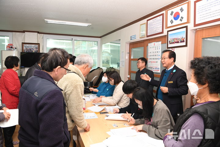 [완주=뉴시스] 완주군 민생안정지원금 지급 모습.&nbsp; *재판매 및 DB 금지