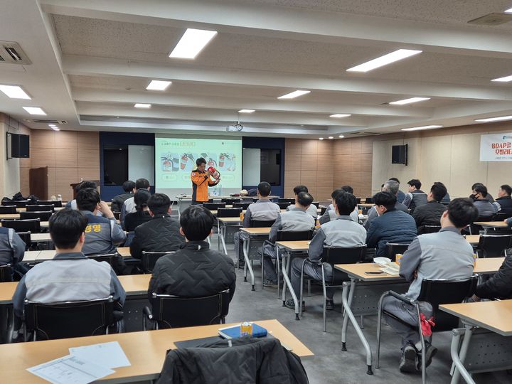 [광주=뉴시스] 광주 광산소방서는 17일 겨울철 화재위험성이 높은 관내 배터리 공장 2곳을 대상으로 소방안전교육을 진행하고 있다. (사진=광산소방 제공) 2025.02.17. photo@newsis.com *재판매 및 DB 금지