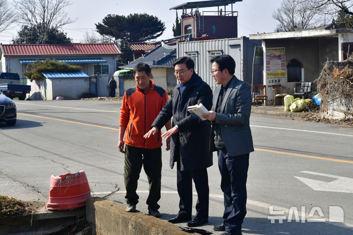 [완주=뉴시스] 유의식 완주군의장(가운데)이 삼례·봉동읍 배수로 민원 현장을 방문해 점검하고 있다. *재판매 및 DB 금지