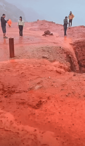 [서울=뉴시스] 폭우가 쏟아지며 붉게 물든 호르무즈섬 '레드 비치'의 모습. (출처=인스타그램) 2025.02.17. photo@newsis.com *재판매 및 DB 금지