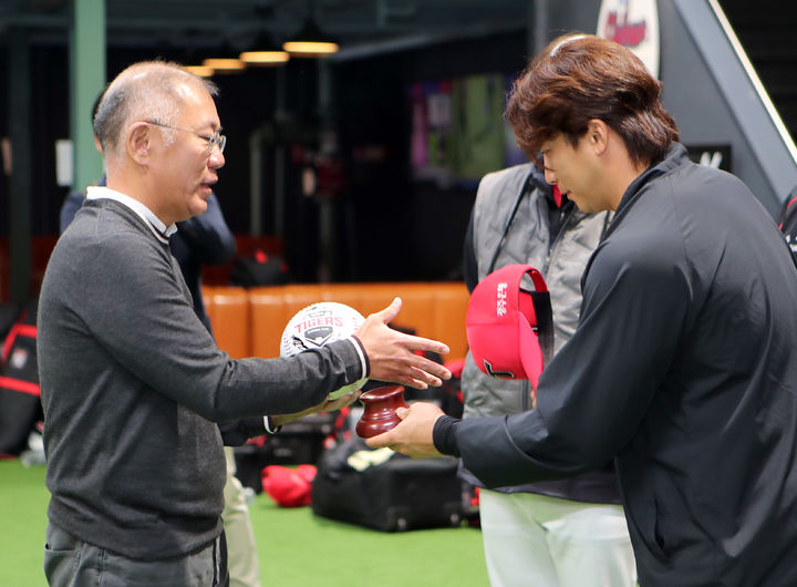 [서울=뉴시스] 정의선 현대차그룹 회장이 16일(현지시간) 미국 캘리포니아 어바인 인근에 위치한 더 클럽하우스 베이스볼에서 KIA 타이거즈 주장 나성범 선수로부터 사인볼을 받고 악수하는 모습. (사진=현대차그룹) *재판매 및 DB 금지