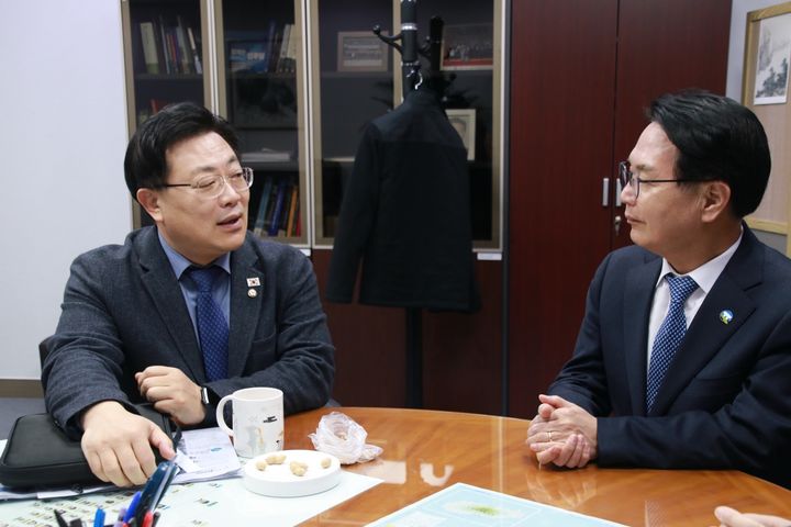 [고창=뉴시스] 서해안철도 국가계획 반영에 국회 협조를 구하고자 국회 국토교통위원회 안태준 의원(왼쪽)을 만난 심덕섭 고창군수(오른쪽)가 서해안철도의 필요성을 설명하고 있다.&nbsp; *재판매 및 DB 금지