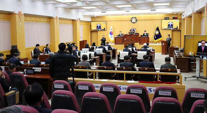 [서산=뉴시스] 서산시의회 본회의장에서 17일 지역 소상공인 지원 조례 일부개정조례안 등을 처리하기 위한 제302회 임시회가 열리고 있다. (사진=서산시의회 제공) 2025.02.17. photo@newsis.com *재판매 및 DB 금지