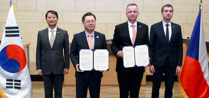 [서울=뉴시스]대한상공회의소와 체코 투자청이 업무협약 후 기념촬영을 하고 있다. 왼쪽부터 안덕근 산업통상자원부 장관, 박일준 대한상의 상근부회장, 얀 미칼 체코 투자청 사무총장, 루카슈 블첵 산업통상부 장관. (사진=대한상의 제공) photo@newsis.com  *재판매 및 DB 금지