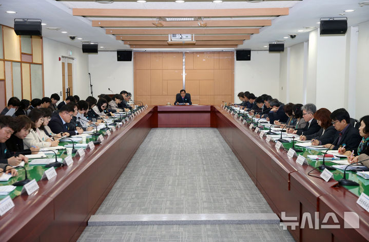 [완주=뉴시스] 17일 유희태 완주군수 주재로 개최된 확대간부회의 모습. *재판매 및 DB 금지