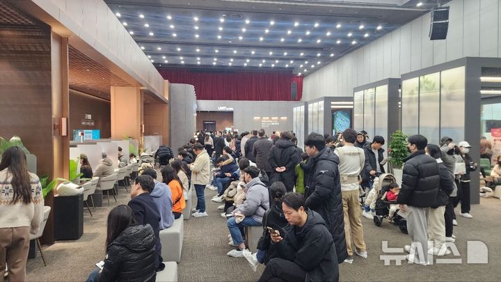 [고양=뉴시스] 경기 고양시 킨텍스 제2전시장 6A 홀에 개장한 창릉지구 공공분양 견본주택을 관람하기 위해 대기자들이 순서를 기다리고 있다.(사진=LH 경기북부지역본부 제공).photo@newsis.com