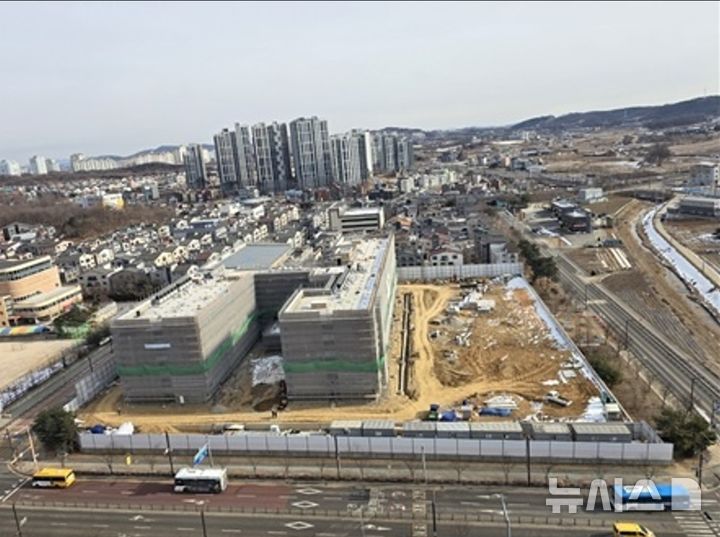 [화성=뉴시스] 신축공사가 진행 중인 화성 향남 상신중학교. (사진=화성오산교육지원청 제공) 2025.02.17. photo@newsis.com