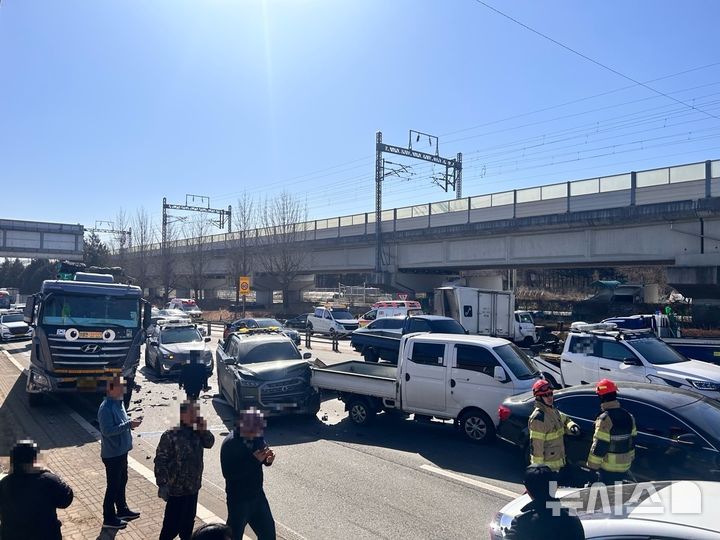 [파주=뉴시스] 경기 파주시 월롱면 도로에서 발생한 5중 추돌 교통사고 현장.(사진=경기북부소방재난본부 제공).photo@newsis.com