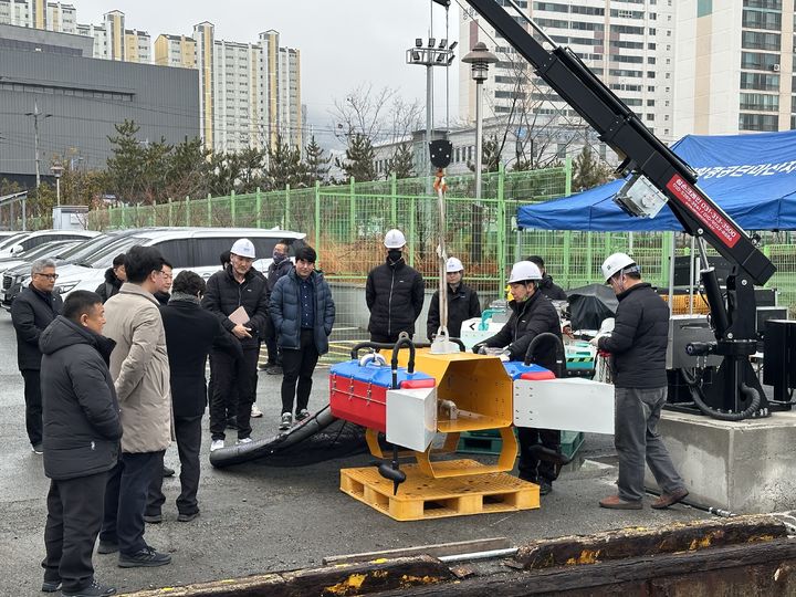 해양환경공단은 청항선 접근이 어려운 해역에서의 부유폐기물 수거를 위한 수상로봇을 도입하고 해상 시연회를 개최했다. (사진=해양환경공단 제공) *재판매 및 DB 금지