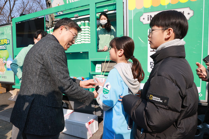 [대구=뉴시스] iM뱅크 황병우 은행장은 지난 16일 대구FC 개막전에서 새로운 이름으로 바뀐 홈 경기장 대구iM뱅크PARK를 홍보했다. (사진=iM뱅크 제공) photo@newsis.com *재판매 및 DB 금지