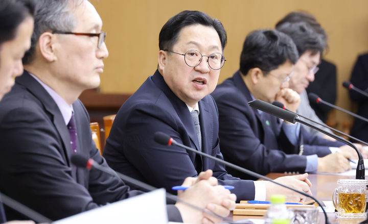 [대전=뉴시스] 이장우 대전시장이 17일 대전시청 회의실에서 주간업무회의를 주재하고 있다. (사진=대전시 제공) 2025.02.17. photo@newsis.com *재판매 및 DB 금지