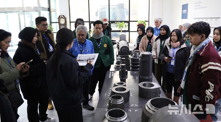 [창원=뉴시스] 인도네시아 빠순단대학교 교수와 학생들이 현대정밀을 방문해 스마트공장을 둘러보고 있다. (사진=국립창원대학교 제공) 2025.02.17. photo@newsis.com