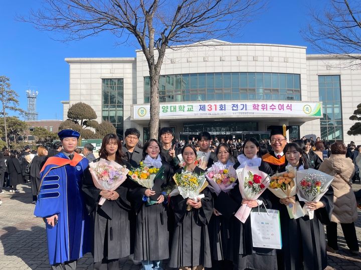 [논산=뉴시스] 졸업식에서 기념촬영을 한 건양대 인공지능학과 학과장과 졸업생들. (사진=건양대 제공) 2025. 02.17. photo.newsis.com *재판매 및 DB 금지