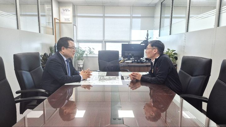 17일 정헌율 익산시장(왼쪽)이 박금철 조세총괄정책관을 찾아 지역 핵심사업을 설명하고 있다. (사진=익산시 제공) *재판매 및 DB 금지