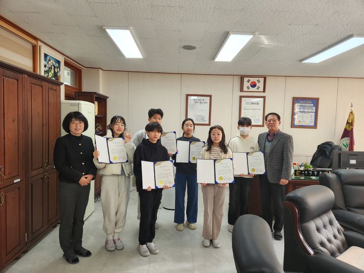 [울산=뉴시스] 울산 중앙농협(조합장 이상문)이 지난해 12월 30일부터 올해 2월 14일까지 1사 1교 자매결연을 맺은 지역 초등학교 21곳의 학생 81명을 대상으로 1인당 20만원씩 총 1620만원의 장학금을 전달했다고 17일 밝혔다. (사진= 중앙농협 제공) 2025.02.17.photo@newsis.com *재판매 및 DB 금지