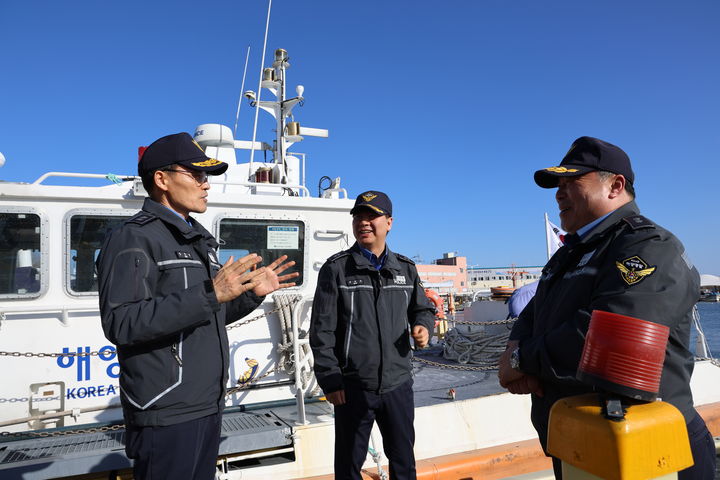 [강릉=뉴시스] 17일 김성종 동해해경청장이 강원권 연안해역 순찰을 통해 해양사고 다발해역과 취약해역에 대한 점검을 실시한 후 최일선 현장인 주문진파출소를 방문해 사고예방을 위한 활동 강화와 신속한 대응을 당부하고 직원들의 노고를 격려하고 있다. (사진=동해해경청 제공) photo@newsis.com *재판매 및 DB 금지