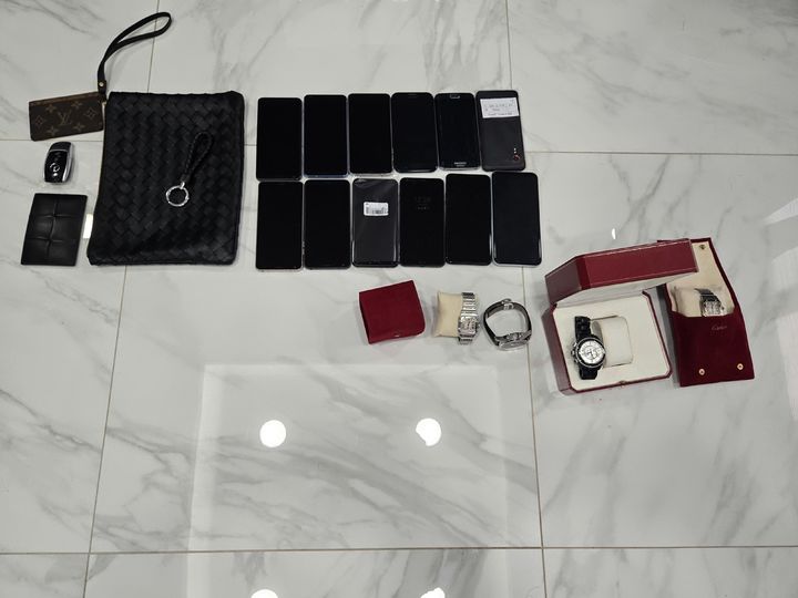 [예산=뉴시스] 압수된 휴대폰. (사진=충남경찰청 제공) 2025.2.17 photo@newsis.com *재판매 및 DB 금지